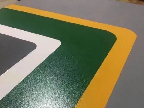 地下停車場無振動防滑坡道施工流程分享，地下車庫水性防滑坡道